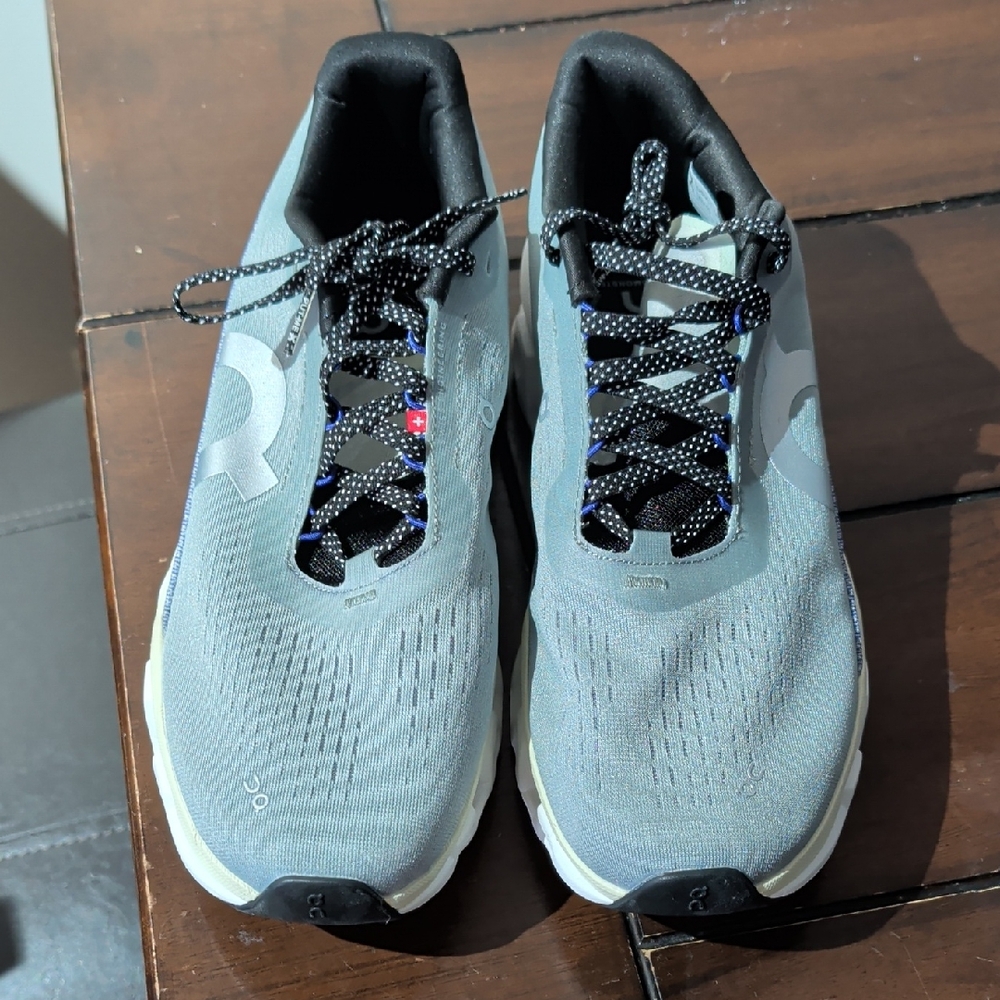 On Running Men's Light Grey and Black Daily Trainer